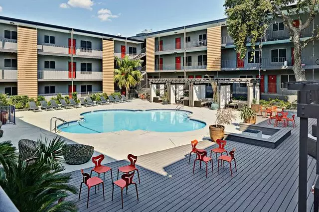 3401 At Red River