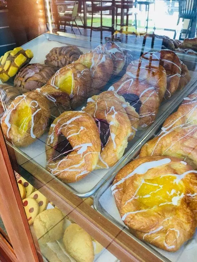 Amanecer Coffee Shop & Bakery