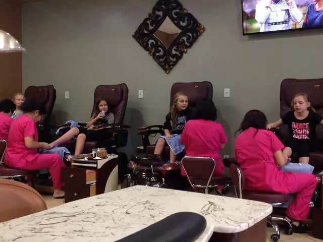 4 Seasons Nails & Spa
